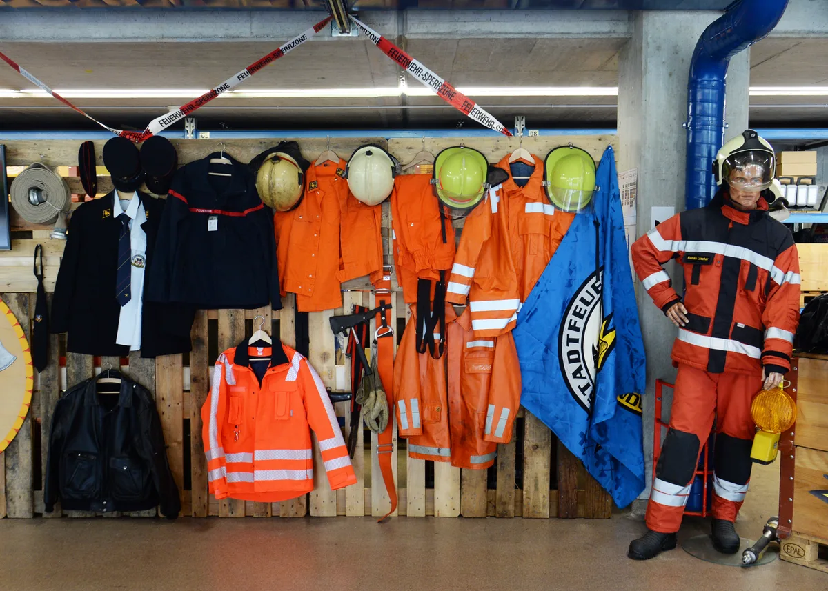 Ausstellung mit Ausrüstung der Feuerwehr. 